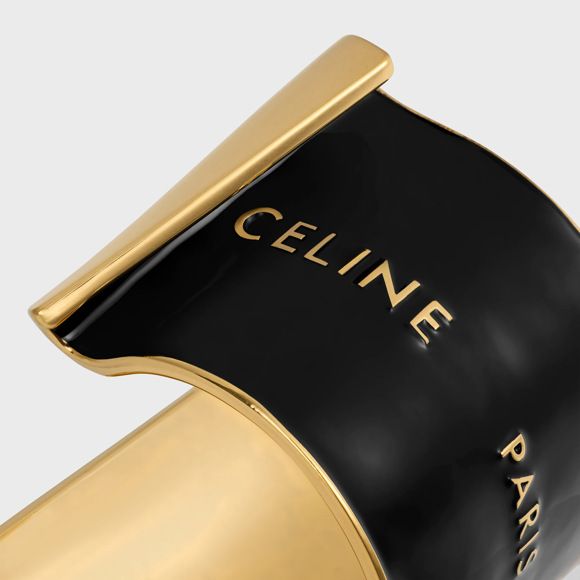 Celine-Ribb i stor manchet i emalj och blankt guld med gyllene finish