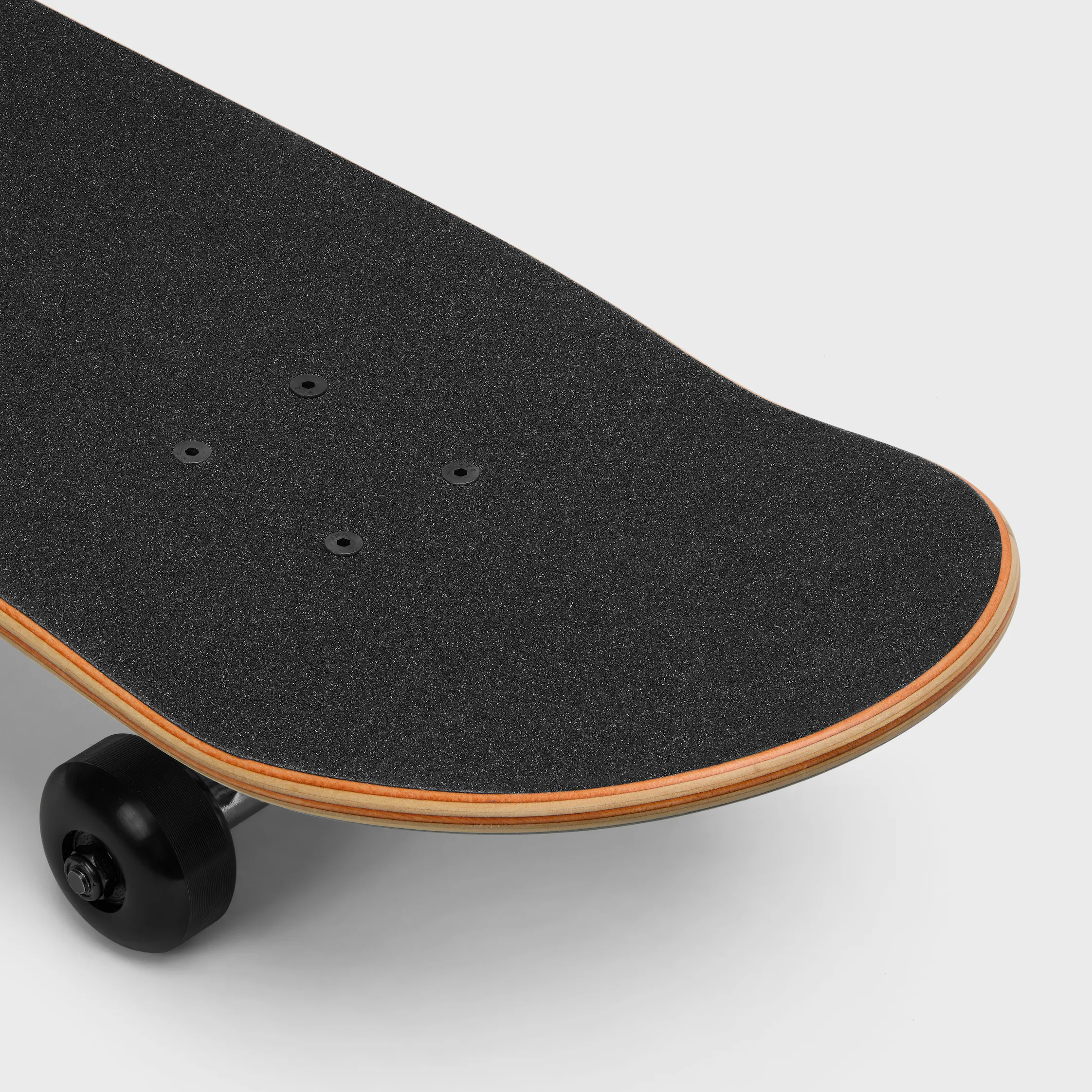 SKATEBOARD I TEXTURERAD TIGER OCH CELINE-TRYCK