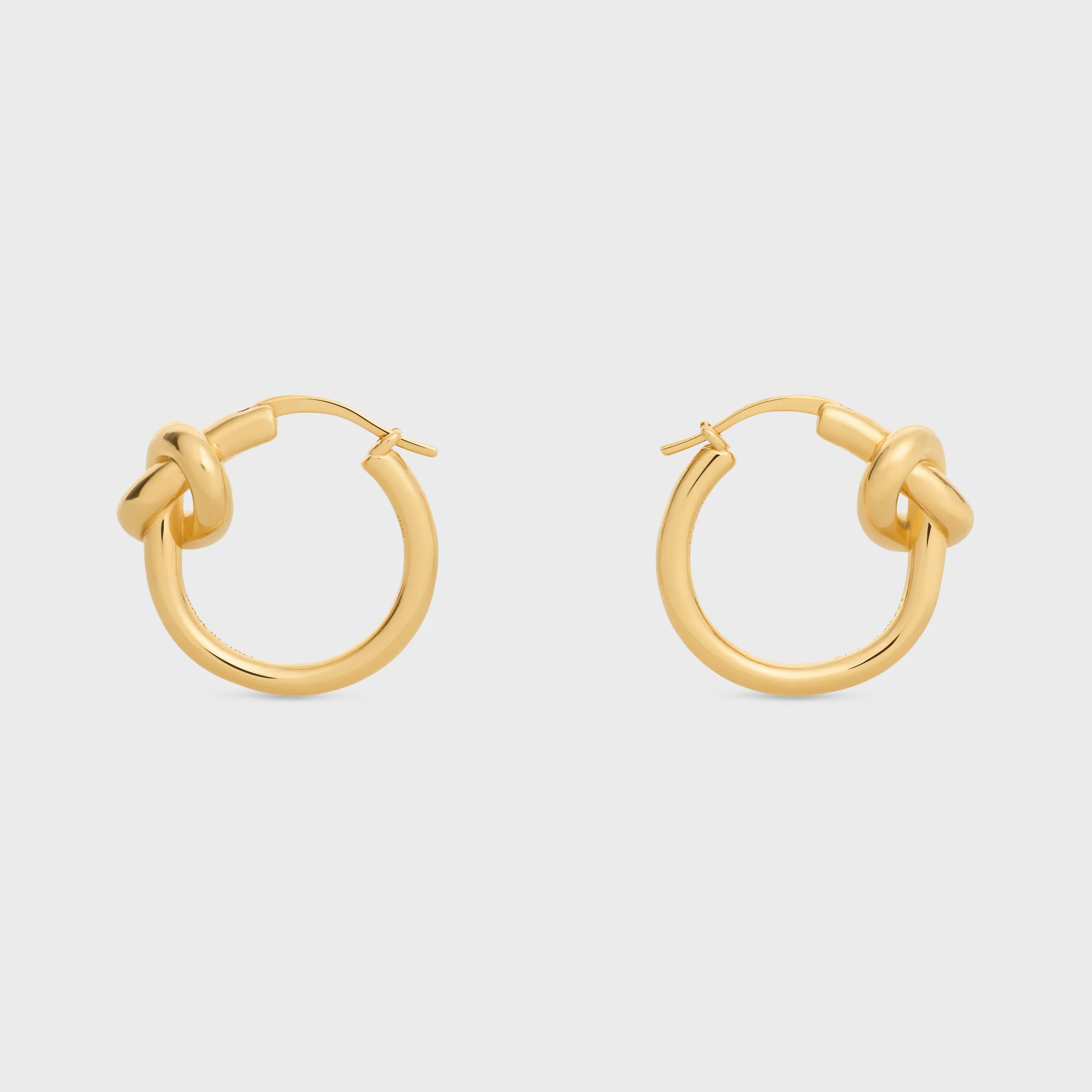 Knot Small Hoops i blankt guld med gyllene finish