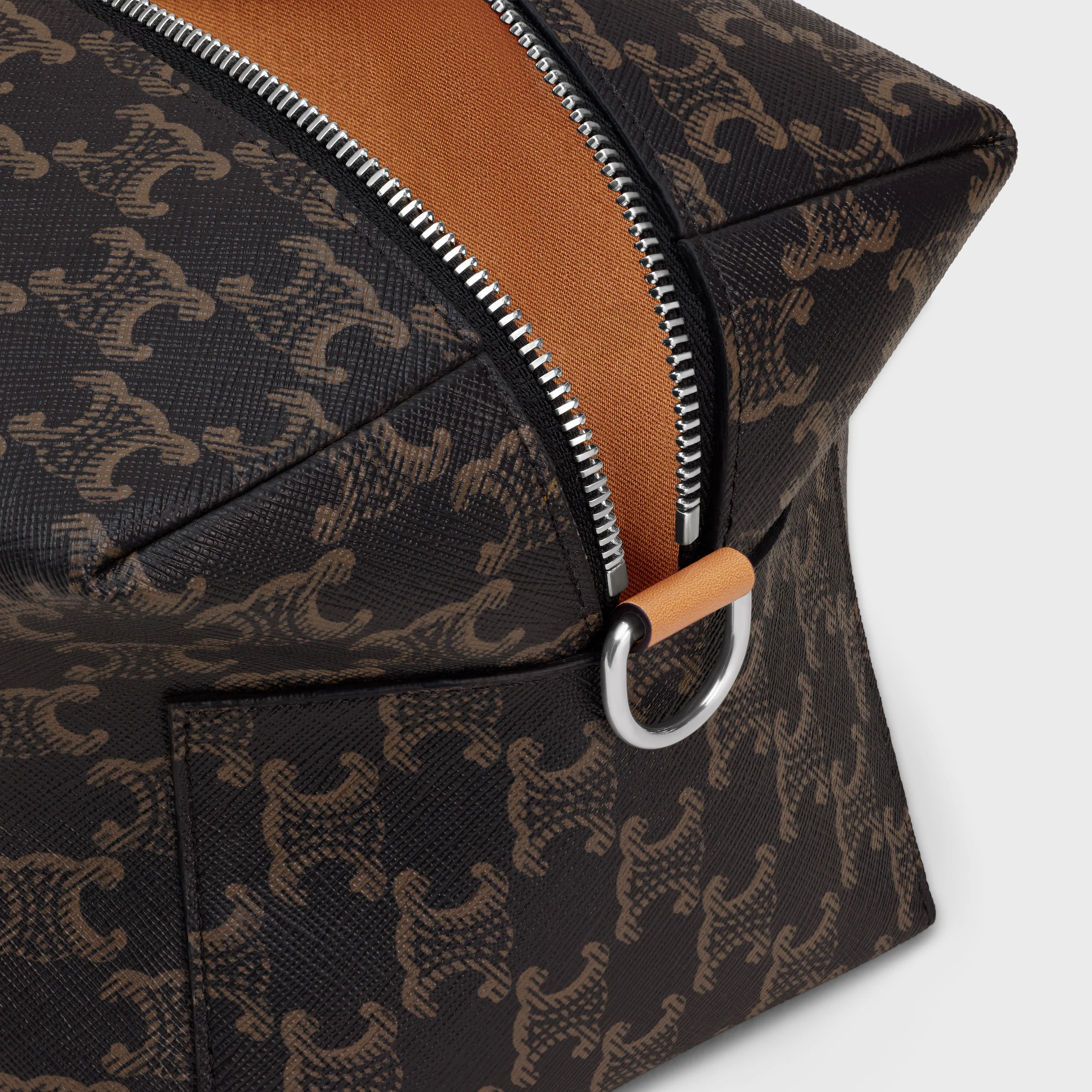 BÄR- OCH SKULDRABAGG I TRIOMPHE-TEXTIL OCH KALFSLÄDER