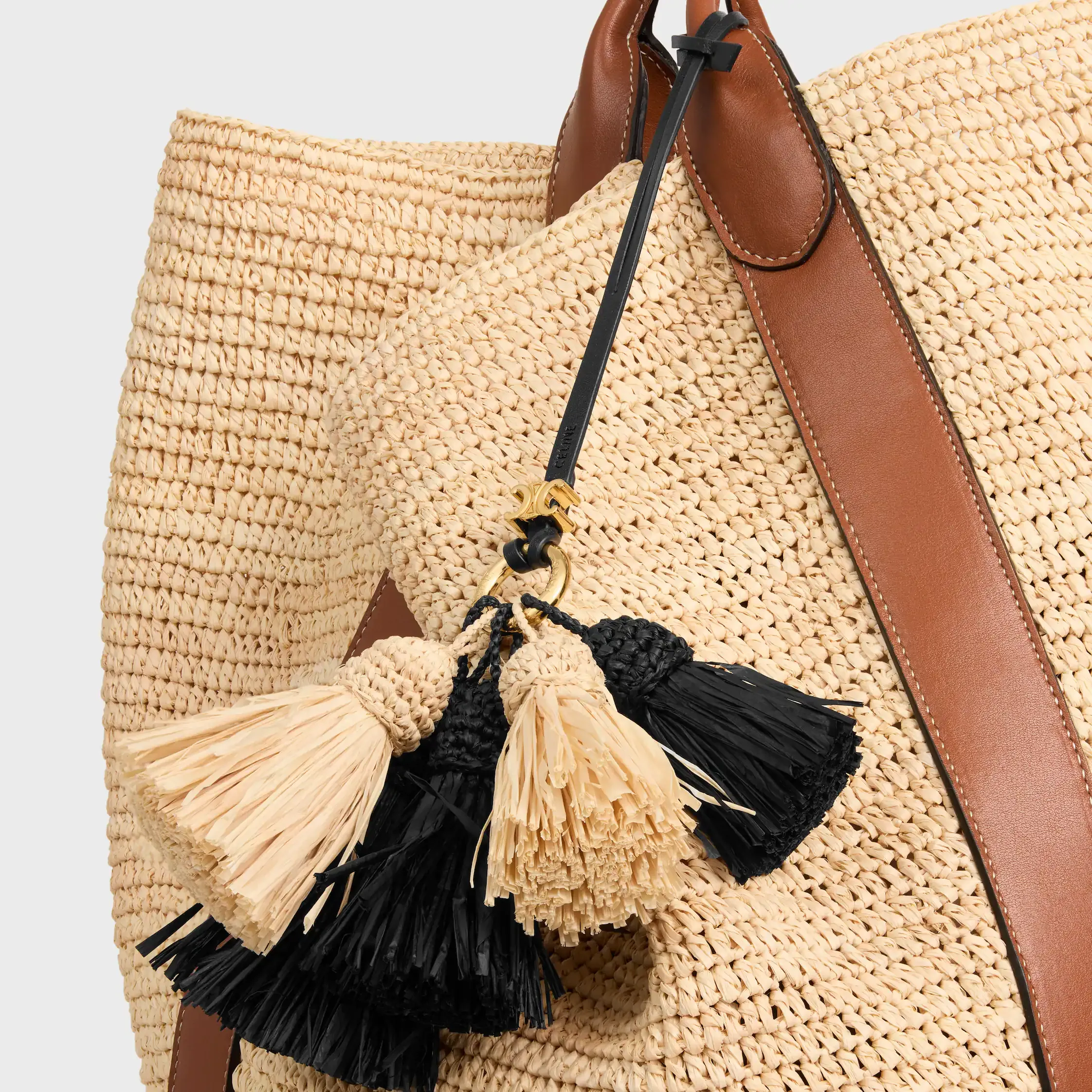MULTI POMPON CHARM I RAFFIA OCH SLID LAMBSKIN