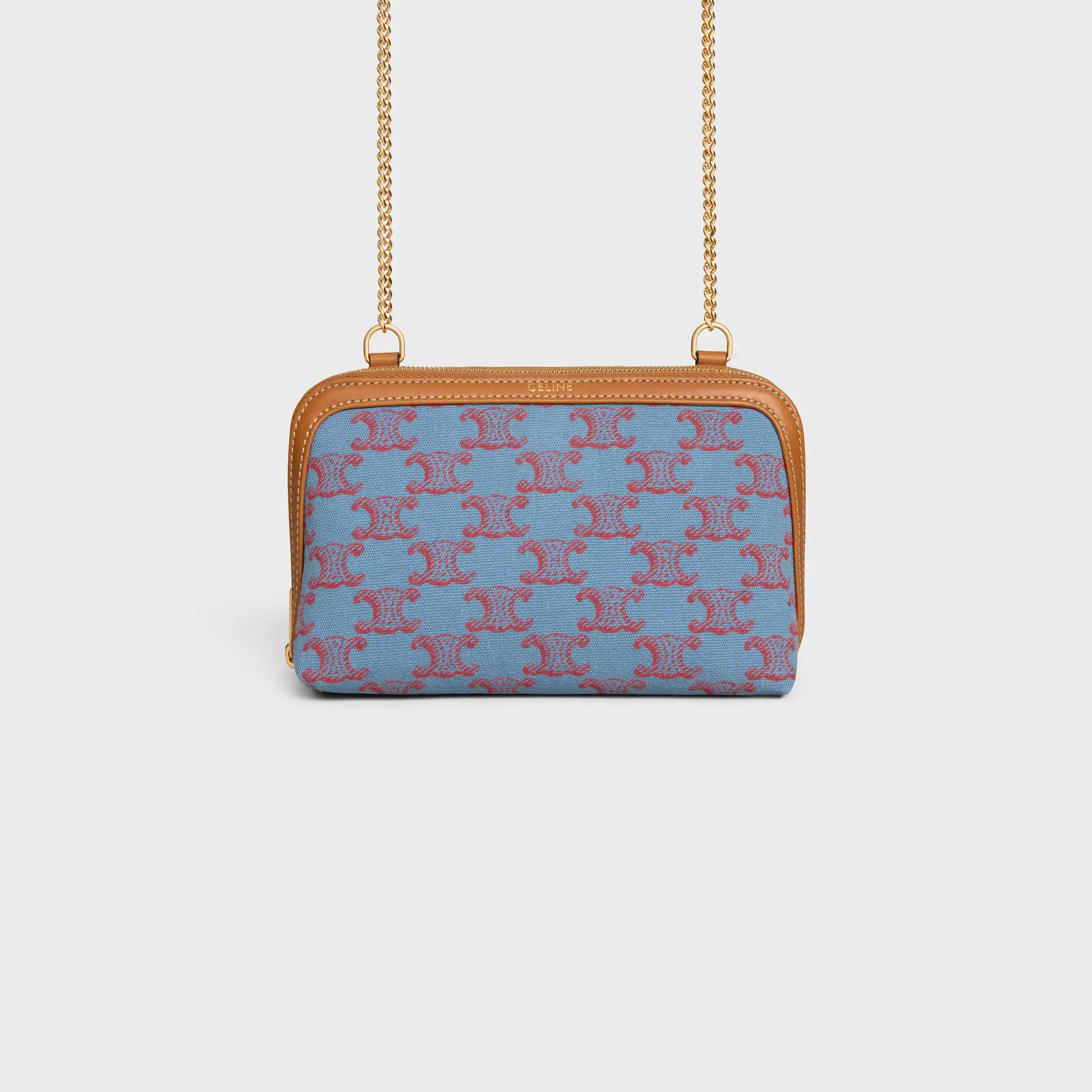 Clutch på kedja i tyg med TRIOMPHE i hela mönstret och naturlig kalvskinn