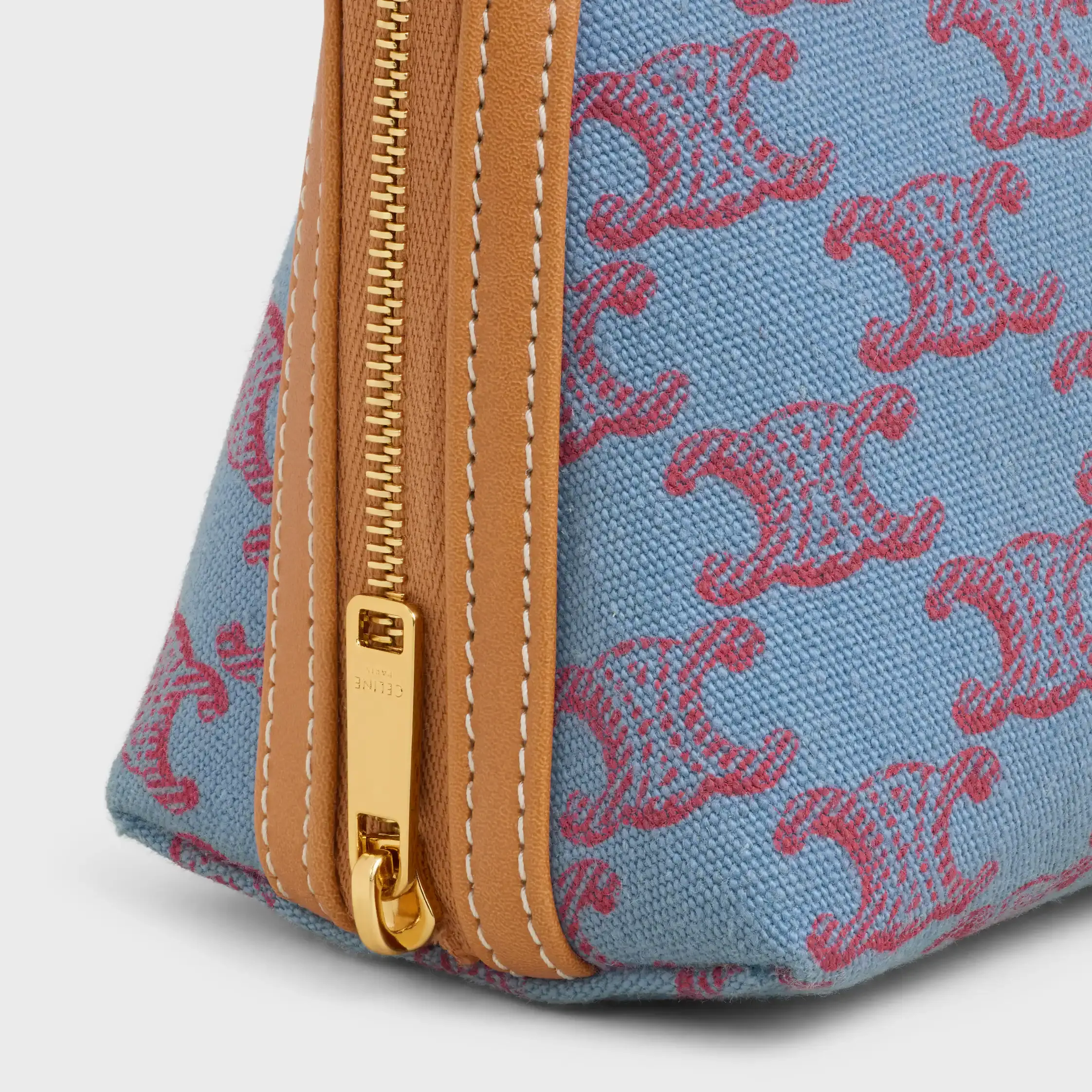 Clutch på kedja i tyg med TRIOMPHE i hela mönstret och naturlig kalvskinn