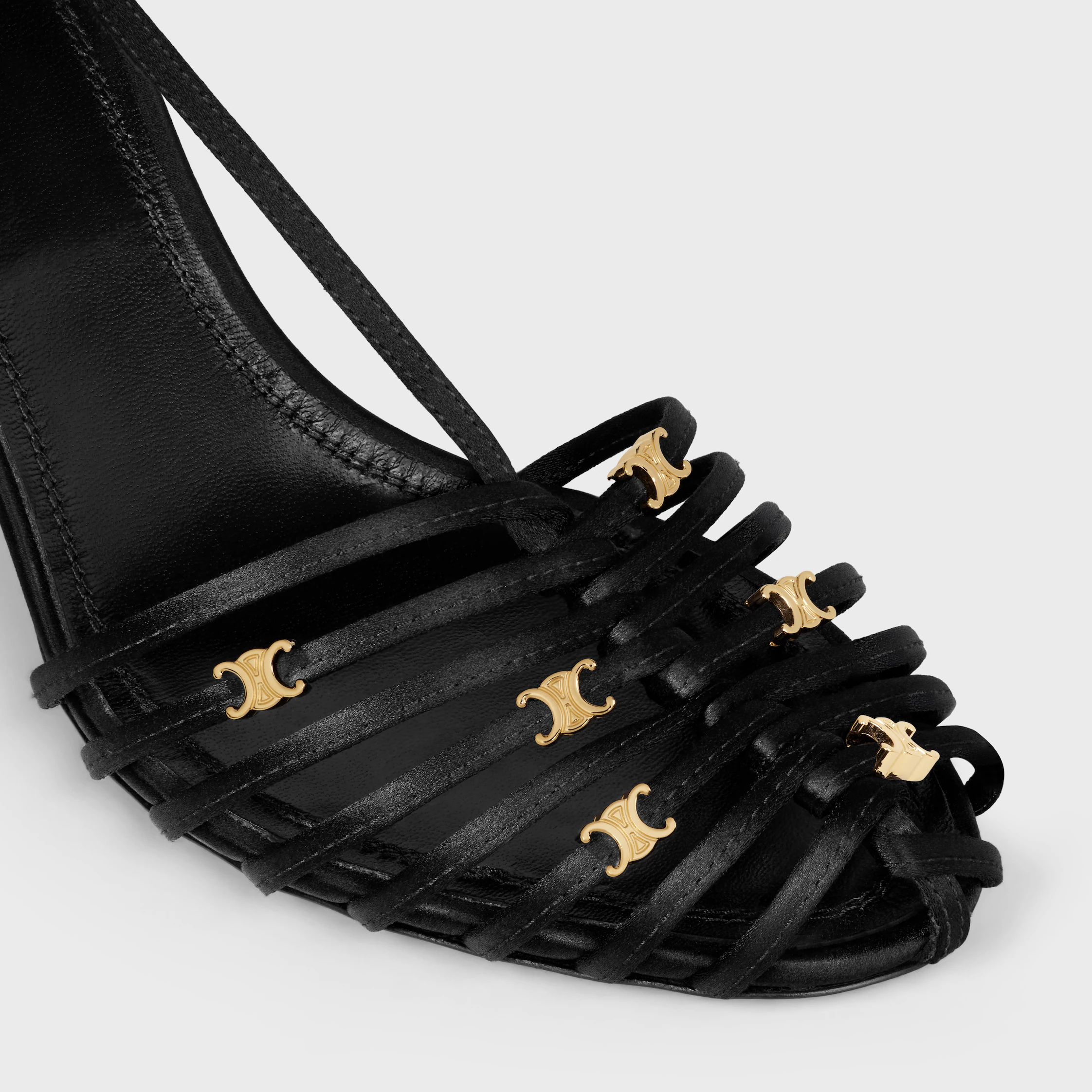 CAGE-HÖLJAD SANDAL I satin
