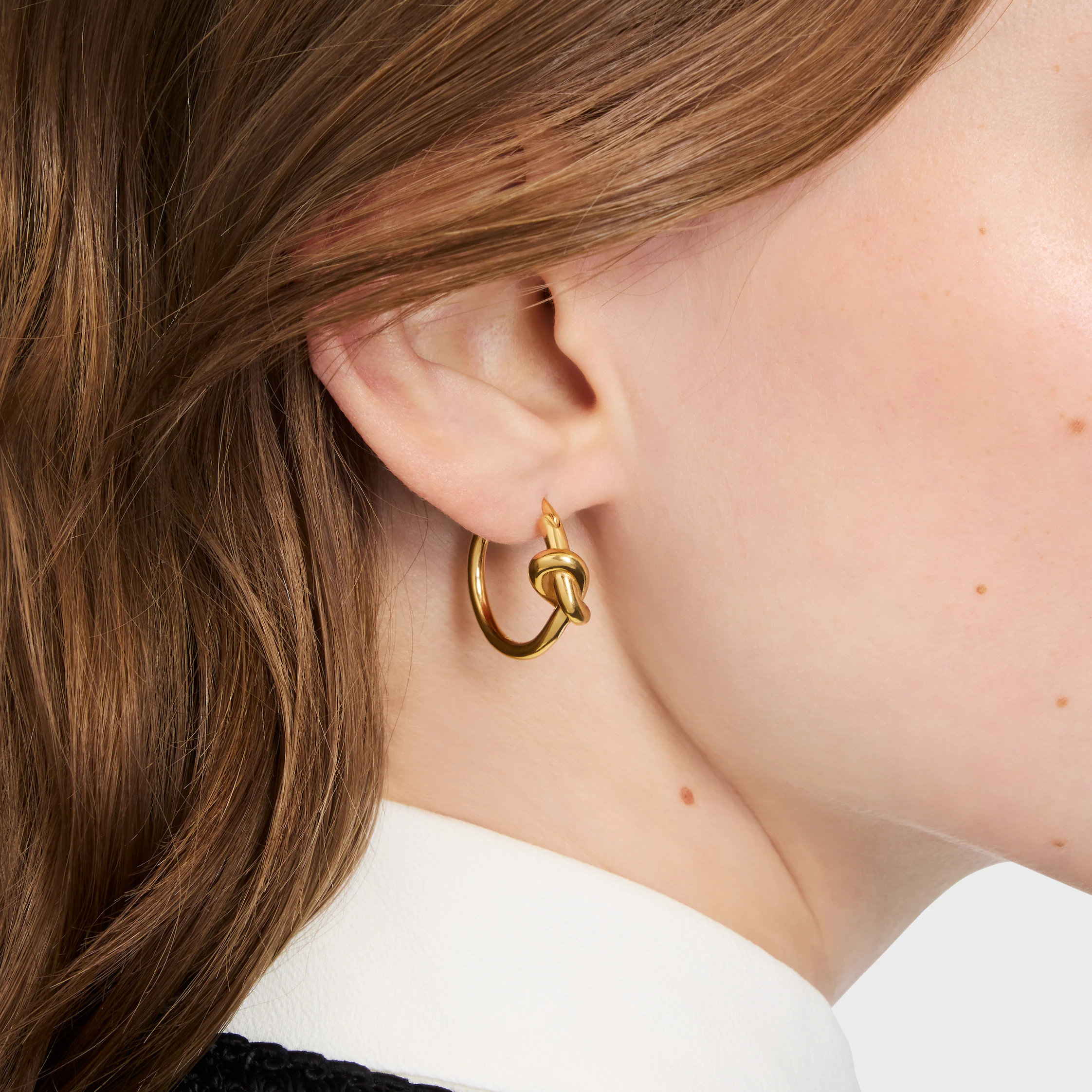 Knot Small Hoops i blankt guld med gyllene finish