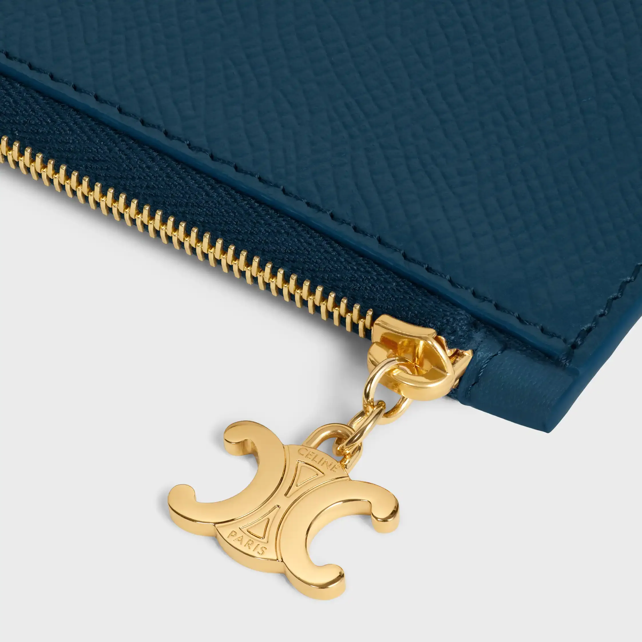 LÅNG ZIPPAD KORTHÅLLARE I KORVSKIN MED TEXTUR