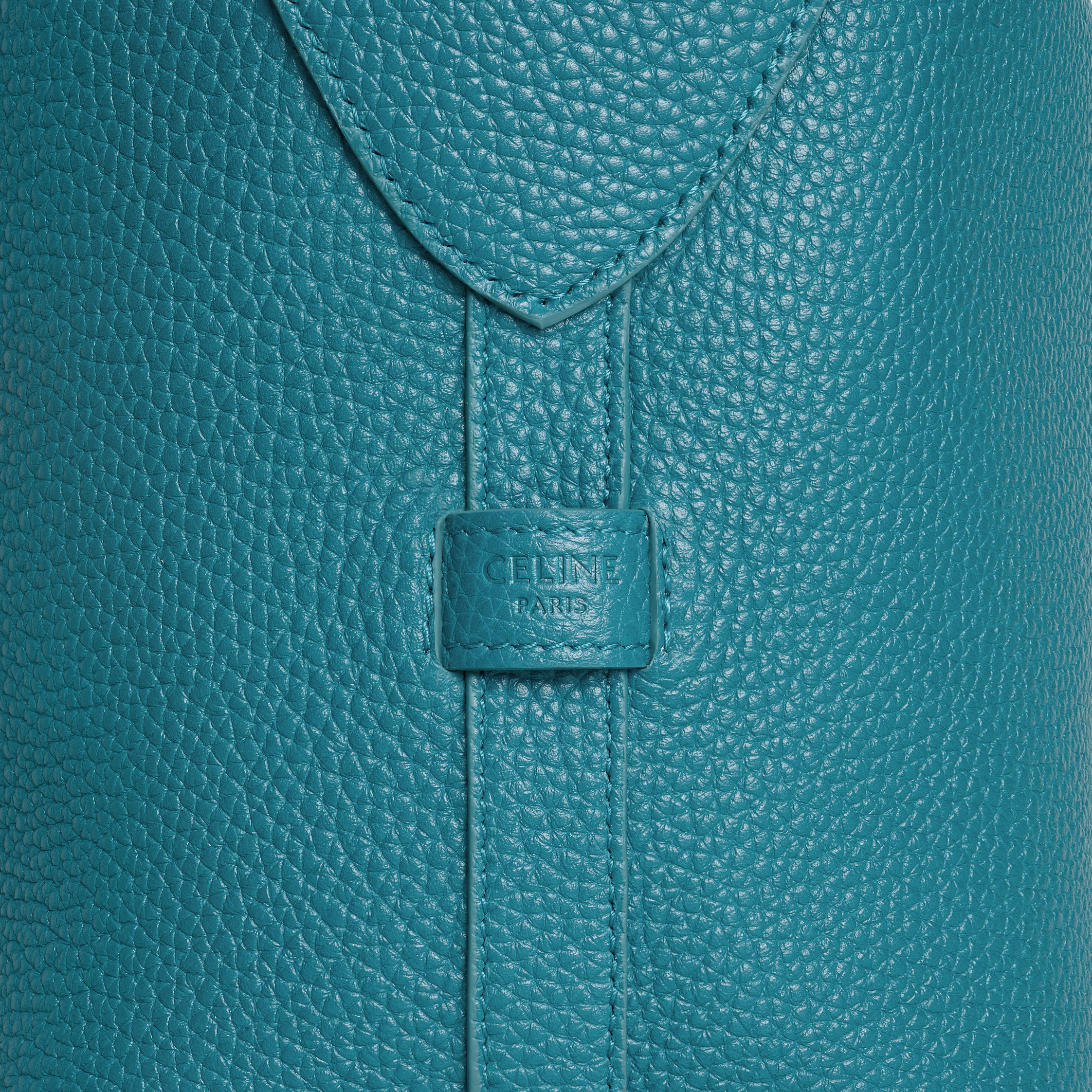 KORSBÄR BAG HARRY I KALVSKIN MED TEXTUR